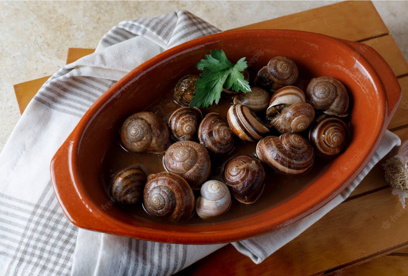 Brochetas de verduras y caracoles al ajillo